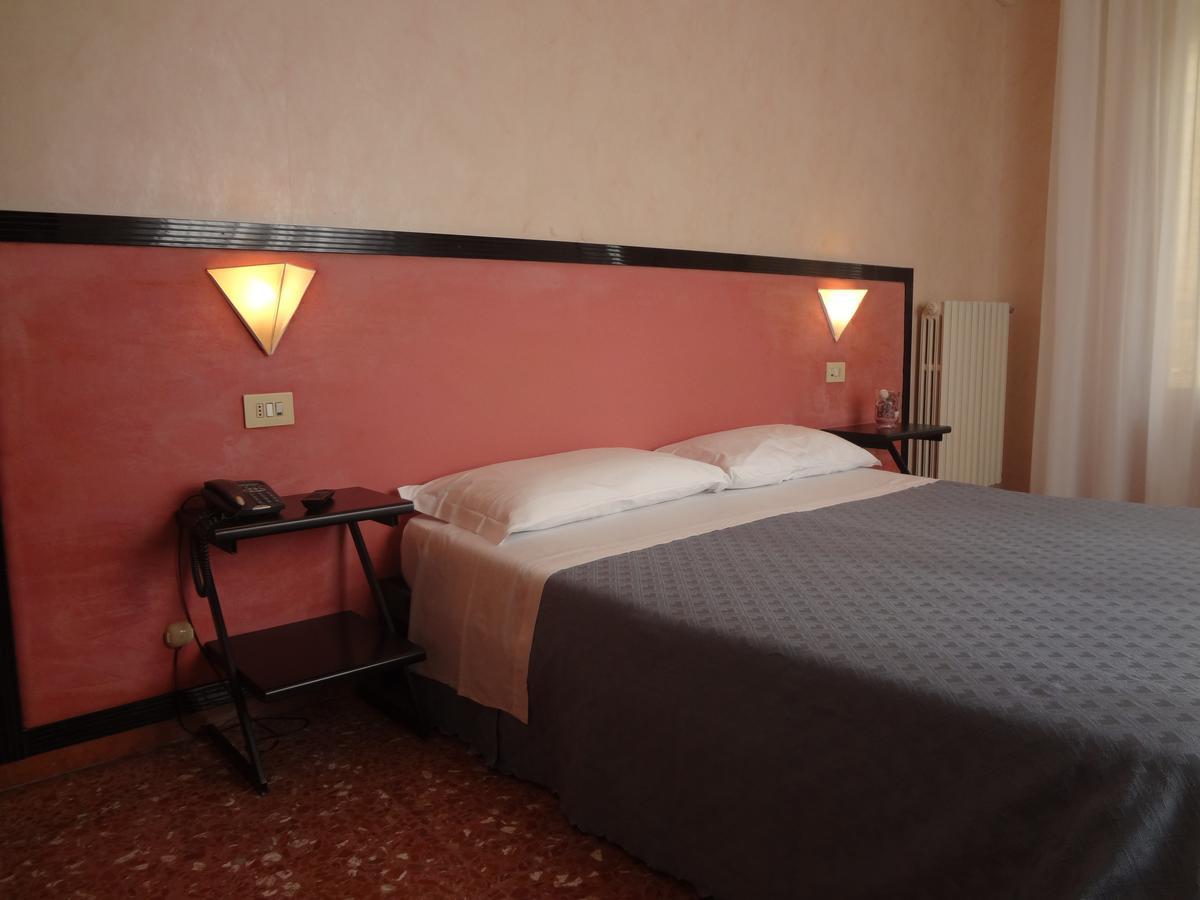 Hotel Nettuno Porto San Giorgio Buitenkant foto